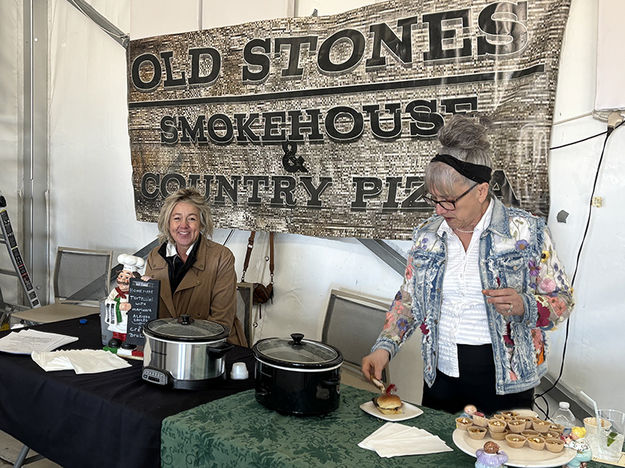 Old Stones Smokehouse & Country Pizza. Photo by Dawn Ballou, Pinedale Online.