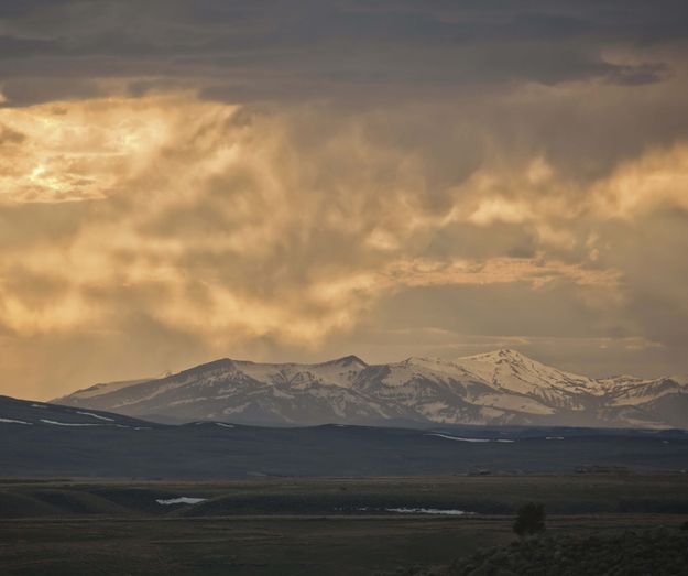 Virga Over Hoback Peak. Photo by Dave Bell.