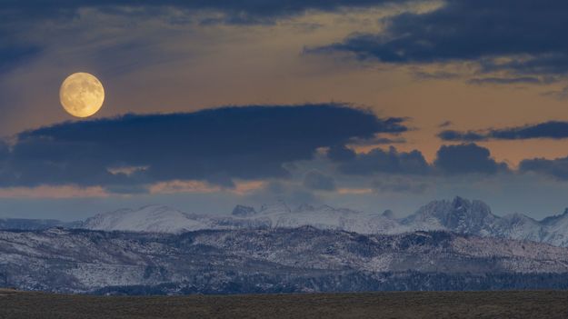 Bonneville And The Rising Moon. Photo by Dave Bell.