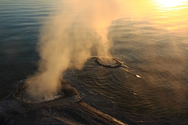 Lakeshore Geyser. Photo by Fred Pflughoft.