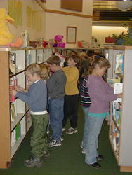 Pinedale Elementary students visit their library