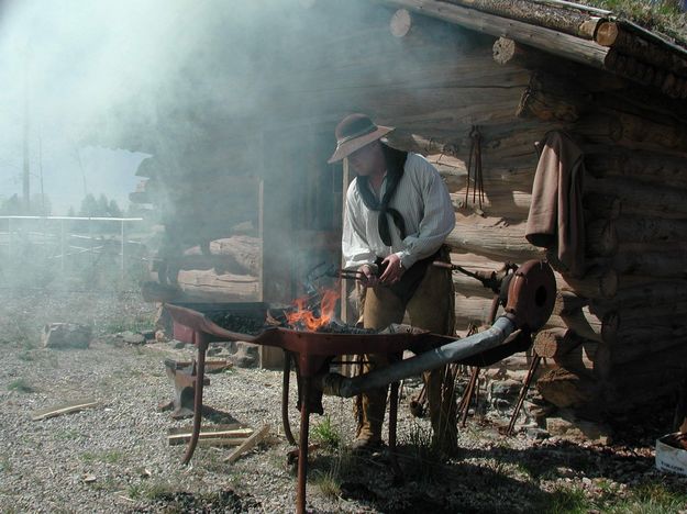 Blacksmith Alan Hall. Photo by Pinedale Online.