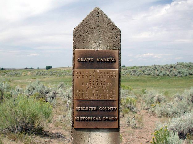 Emmigrant Grave along Lander Trail. Photo by Pinedale Online.
