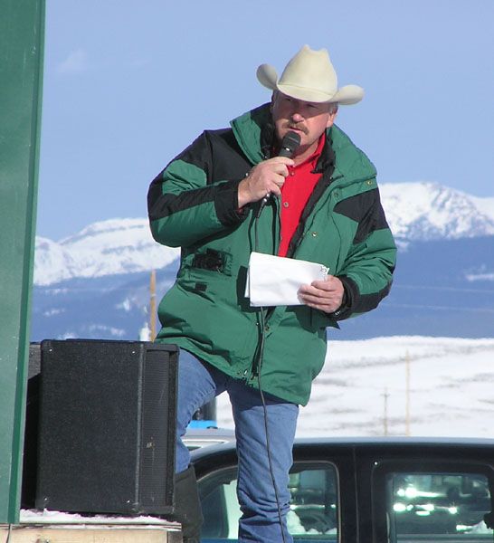 Announcer Dave Stephens. Photo by Pinedale Online.