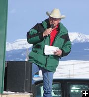 Announcer Dave Stephens. Photo by Pinedale Online.