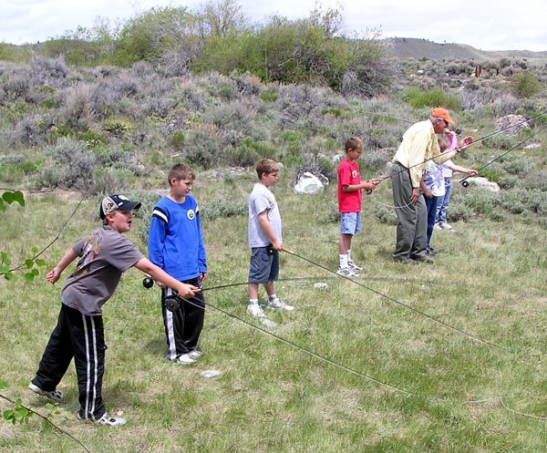 Casting Lessons. Photo by Dawn Ballou, Pinedale Online.