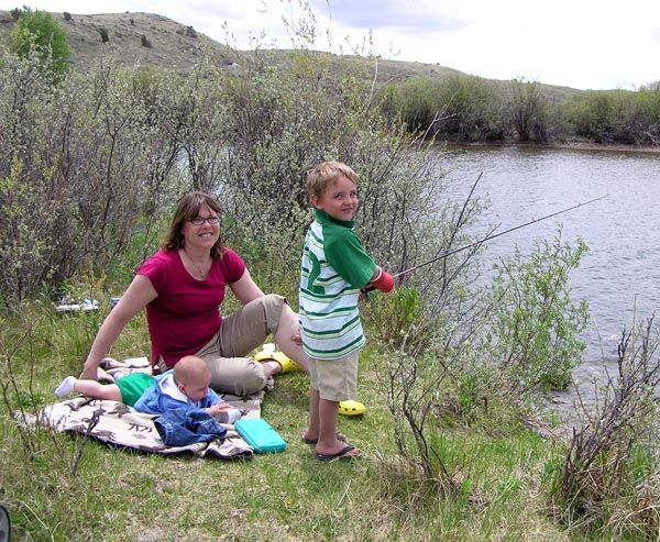 Family fishing. Photo by Dawn Ballou, Pinedale Online.