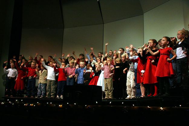 2nd Graders Wave. Photo by Pam McCulloch, Pinedale Online.