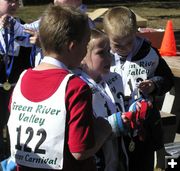 Looking at their medals. Photo by Dawn Ballou, Pinedale Online.