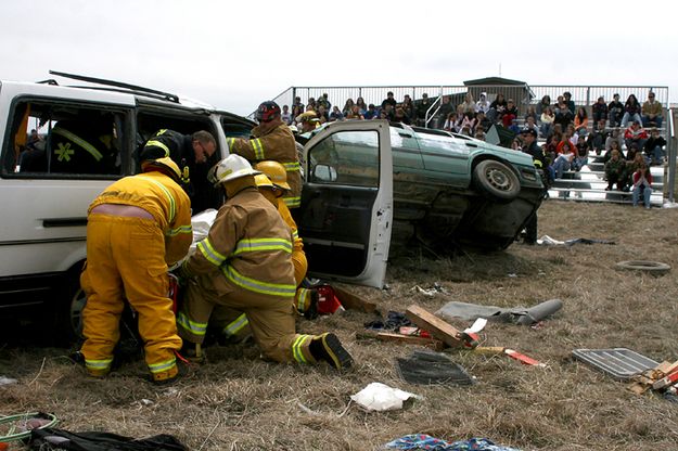 Mock Car Crash. Photo by Pam McCulloch, Pinedale Online.
