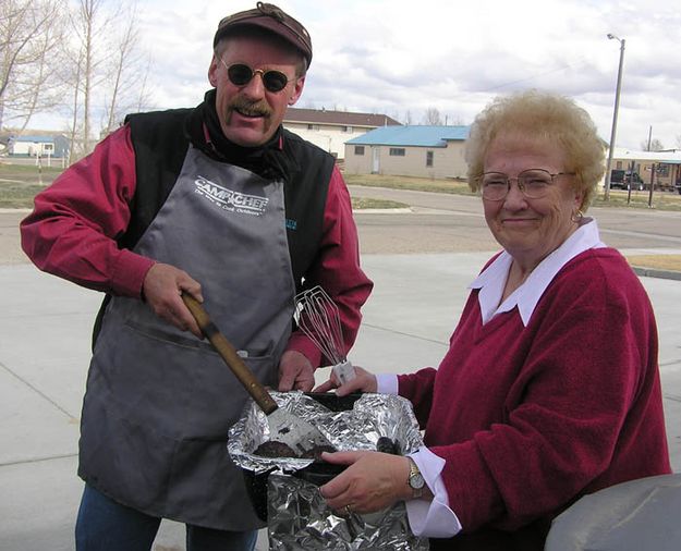 Cooking Burgers. Photo by Dawn Ballou, Pinedale Online.