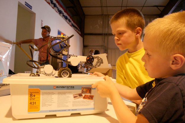 Admiring the robots. Photo by Dawn Ballou, Pinedale Online.