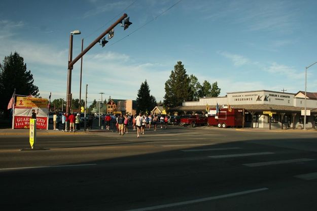 Going to start line. Photo by Dawn Ballou, Pinedale Online.