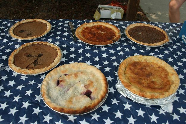 Pie Sale. Photo by Dawn Ballou, Pinedale Online.