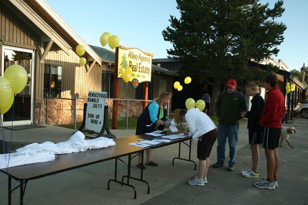 Signing up. Photo by Dawn Ballou, Pinedale Online.