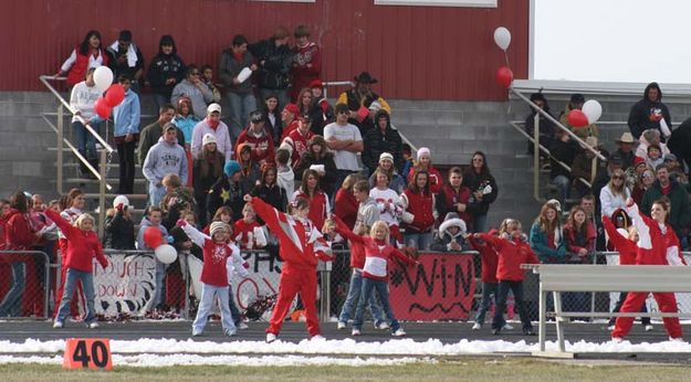 Cheerleaders. Photo by Dawn Ballou, Pinedale Online.