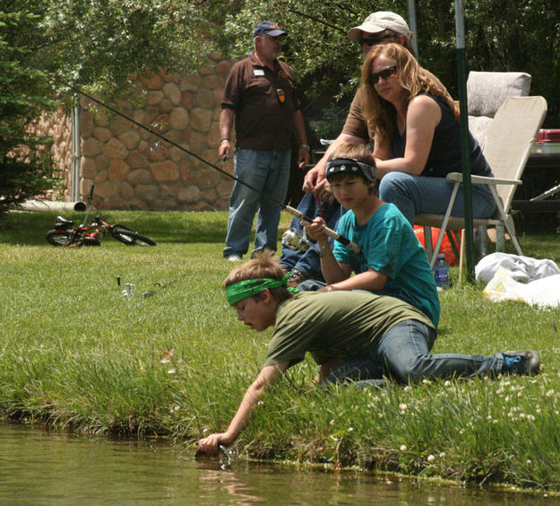 Releasing his fish. Photo by Dawn Ballou, Pinedale Online.
