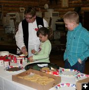 Cookie decorating. Photo by Dawn Ballou, Pinedale Online.