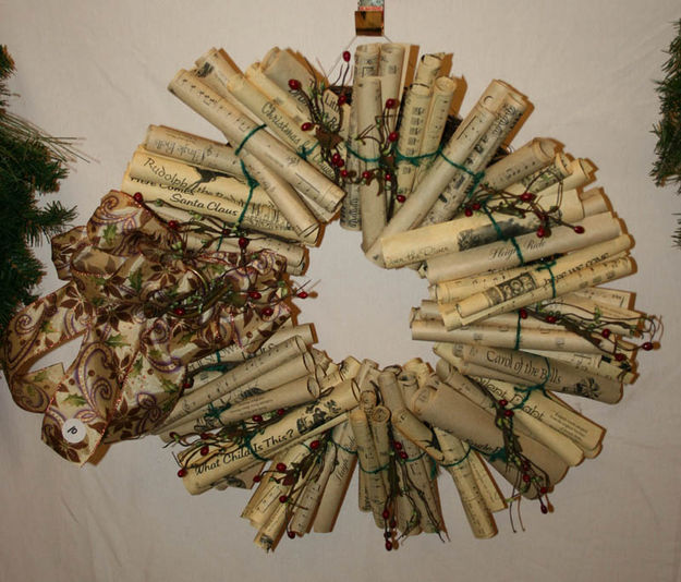 Library wreath. Photo by Dawn Ballou, Pinedale Online.