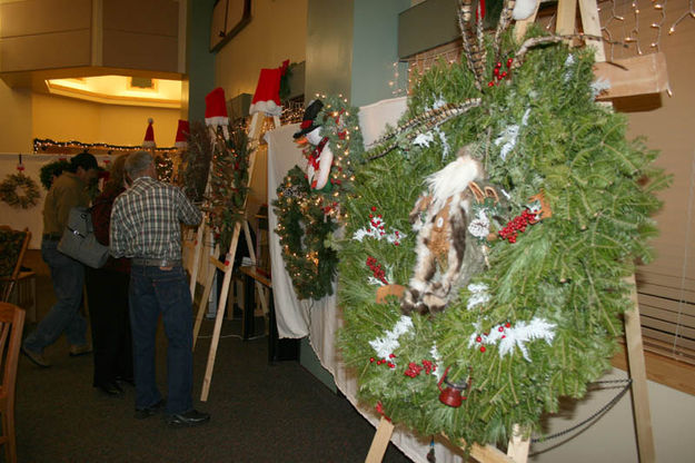 Looking at the wreaths. Photo by Dawn Ballou, Pinedale Online.