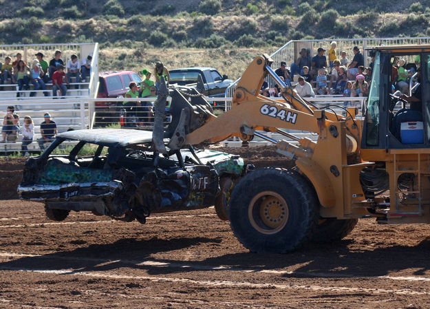 Car Removal. Photo by Clint Gilchrist, Pinedale Online.
