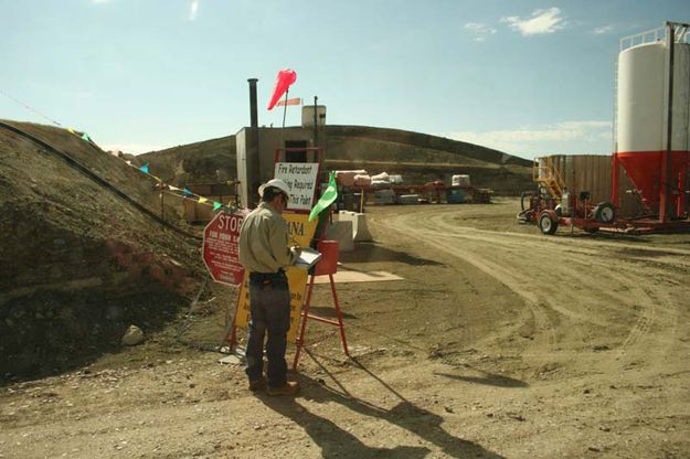 Signing into the drill site. Photo by Dawn Ballou, Pinedale Online.