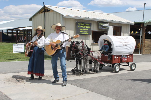 Traveling Opry. Photo by Dawn Ballou, Pinedale Online.