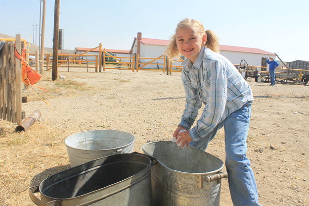 Rinsing laundry. Photo by Dawn Ballou, Pinedale Online.