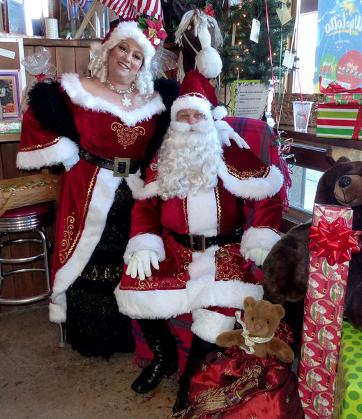 Mr & Mrs Claus. Photo by Dawn Ballou, Pinedale Online.