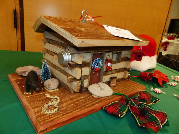 Log Cabin Bird House. Photo by Dawn Ballou, Pinedale Online.