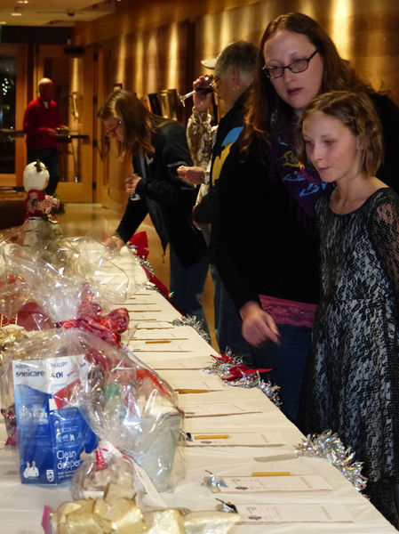 Silent Auction. Photo by Dawn Ballou, Pinedale Online.