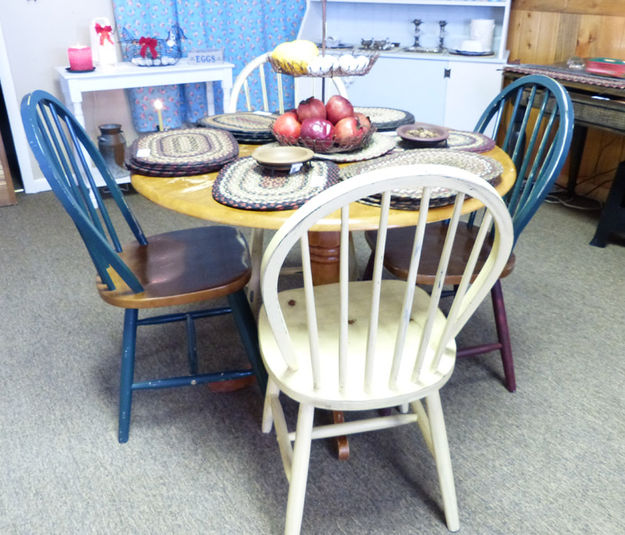 Table & Chairs. Photo by Dawn Ballou, Pinedale Online.
