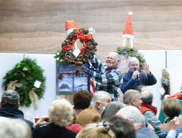 Wreath Auction. Photo by Dawn Ballou, Pinedale Online.