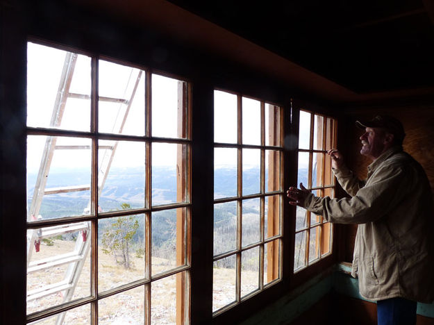 Putting in window #3. Photo by Dawn Ballou, Pinedale Online.