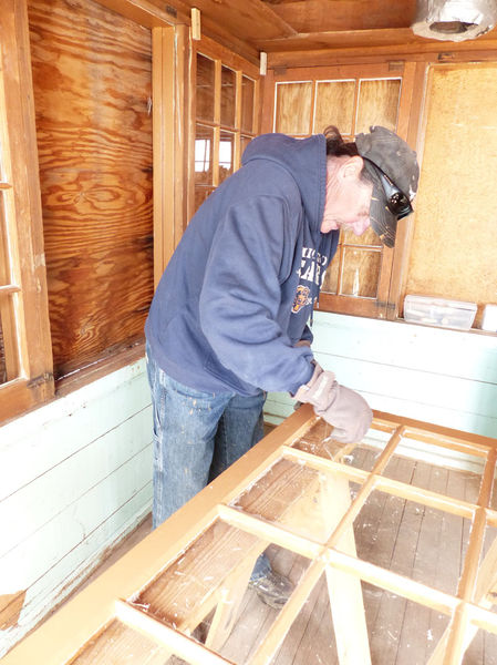 Cleaning windows. Photo by Dawn Ballou, Pinedale Online.
