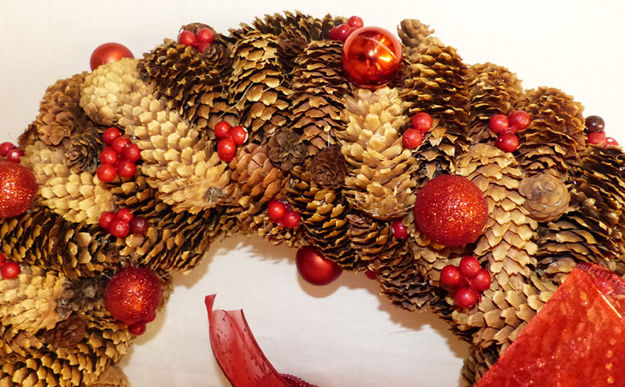 Detail of Pine Cone wreath. Photo by Dawn Ballou, Pinedale Online.