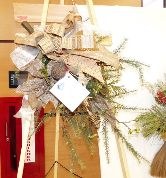 Lakeside Lodge wreath. Photo by Dawn Ballou, Pinedale Online.