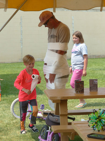 Making Dad a Mummy. Photo by Dawn Ballou, Pinedale Online.