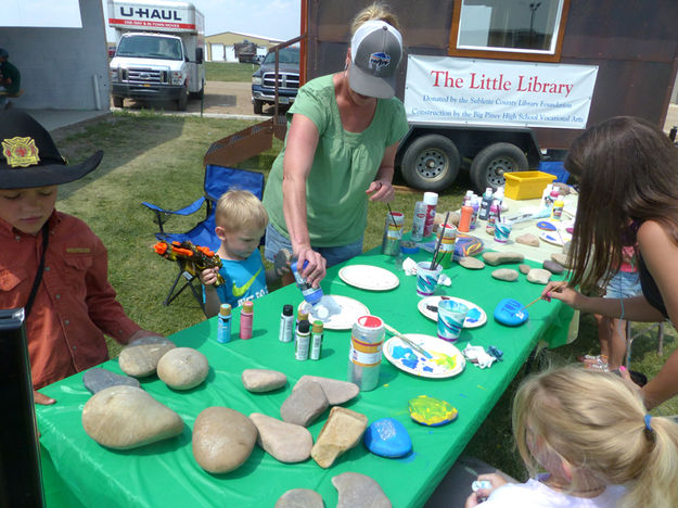 Painting Rocks. Photo by Dawn Ballou, Pinedale Online.