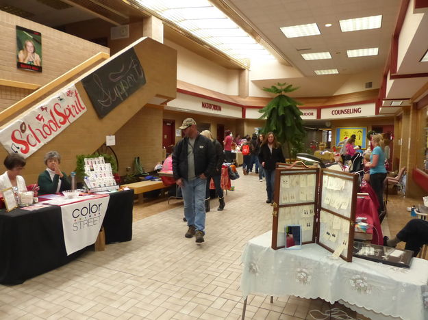 Big craft show. Photo by Dawn Ballou, Pinedale Online.