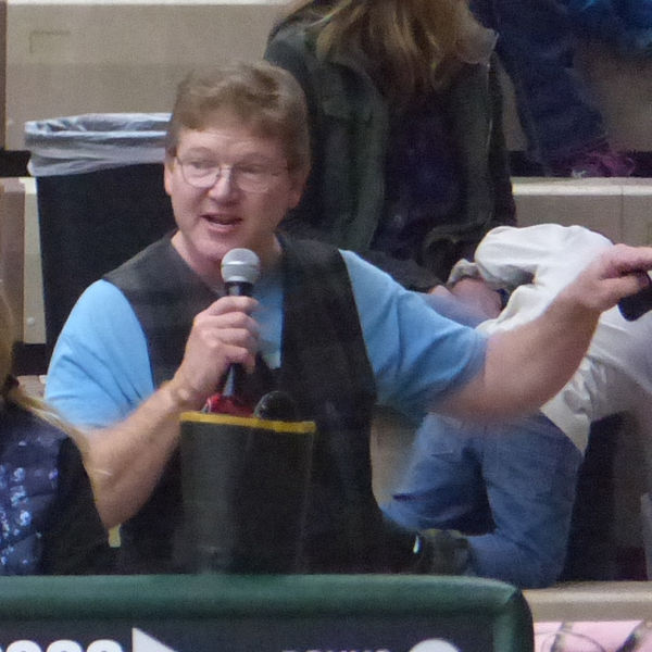 Announcer David Smith. Photo by Dawn Ballou, Pinedale Online.