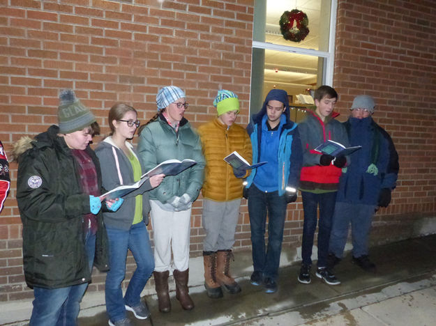 Carolers. Photo by Dawn Ballou, Pinedale Online.
