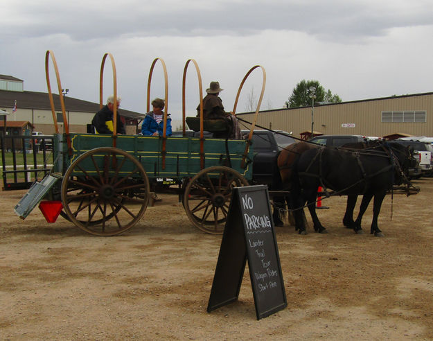 Loading up. Photo by Dawn Ballou, Pinedale Online.
