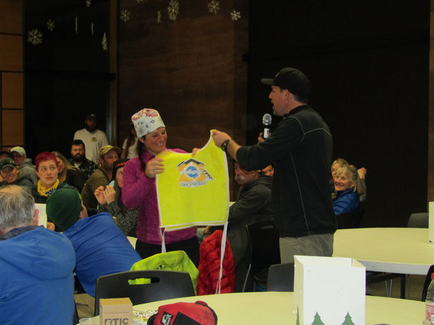 Getting the Yellow Leader Bib. Photo by Dawn Ballou, Pinedale Online.