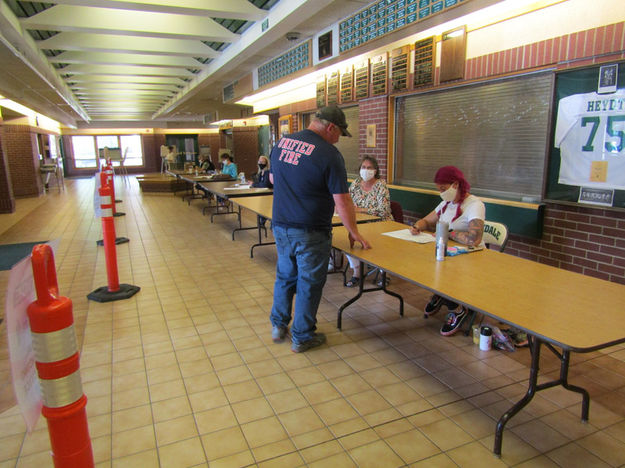 Getting a ballot. Photo by Dawn Ballou, Pinedale Online.