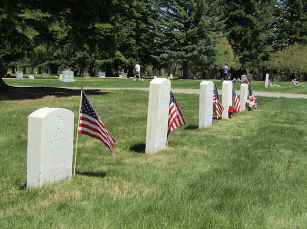 Military graves. Photo by Dawn Ballou, Pinedale Online.