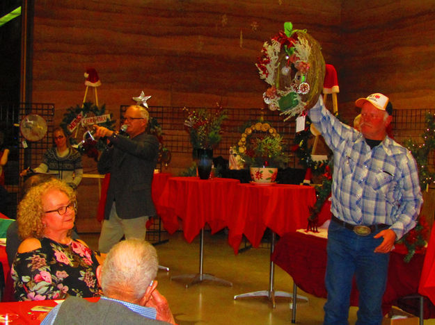 Wreath Auction. Photo by Pinedale Online.