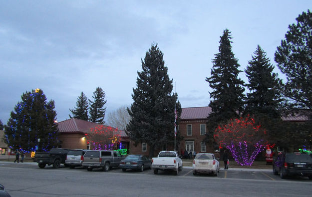 Before the tree lighting. Photo by Dawn Ballou, Pinedale Online.