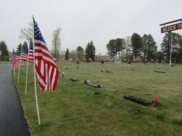 Memorial Day graves. Photo by Dawn Ballou, Pinedale Online.