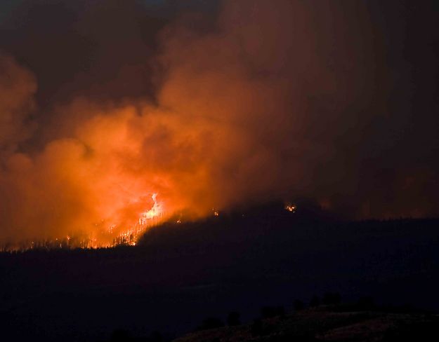 Flames Engulf West Ridge Of Pine Mountain. Photo by Dave Bell.